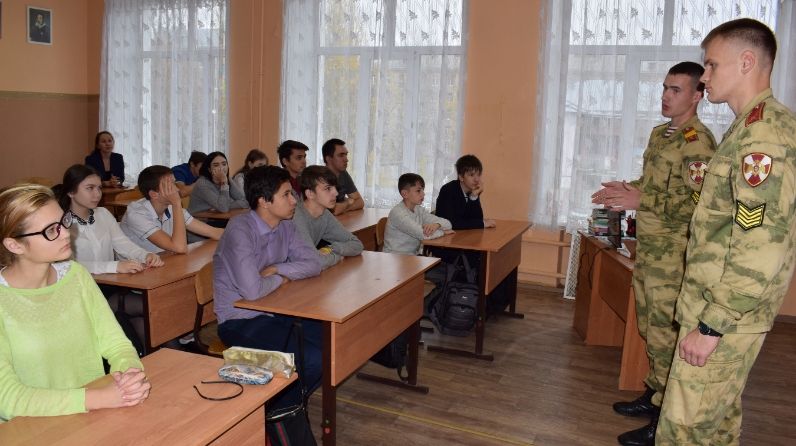 Курсанты Новосибирского военного института ВНГ России провели уроки мужества для учеников казанской общеобразовательной школы №31