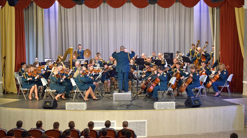 В Республике Татарстан в честь 15-летия отрядов мобильных особого назначения с концертами выступил Образцово-показательный оркестр ВНГ России