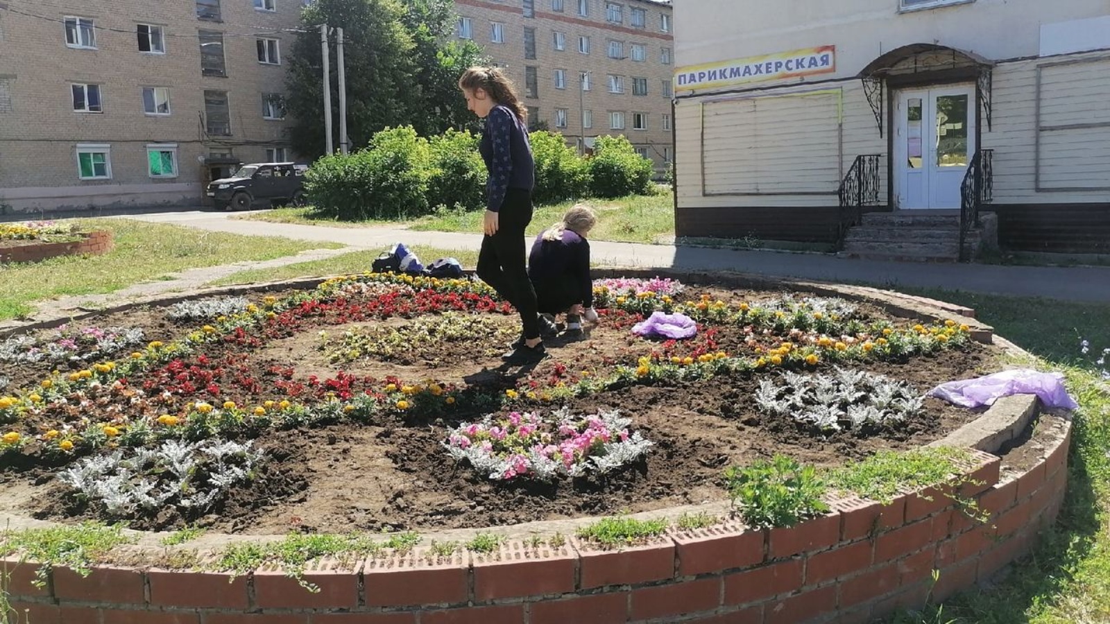 На улицах Менделеевска продолжают благоустраивать цветники | 07.07.2021 |  Менделеевск - БезФормата