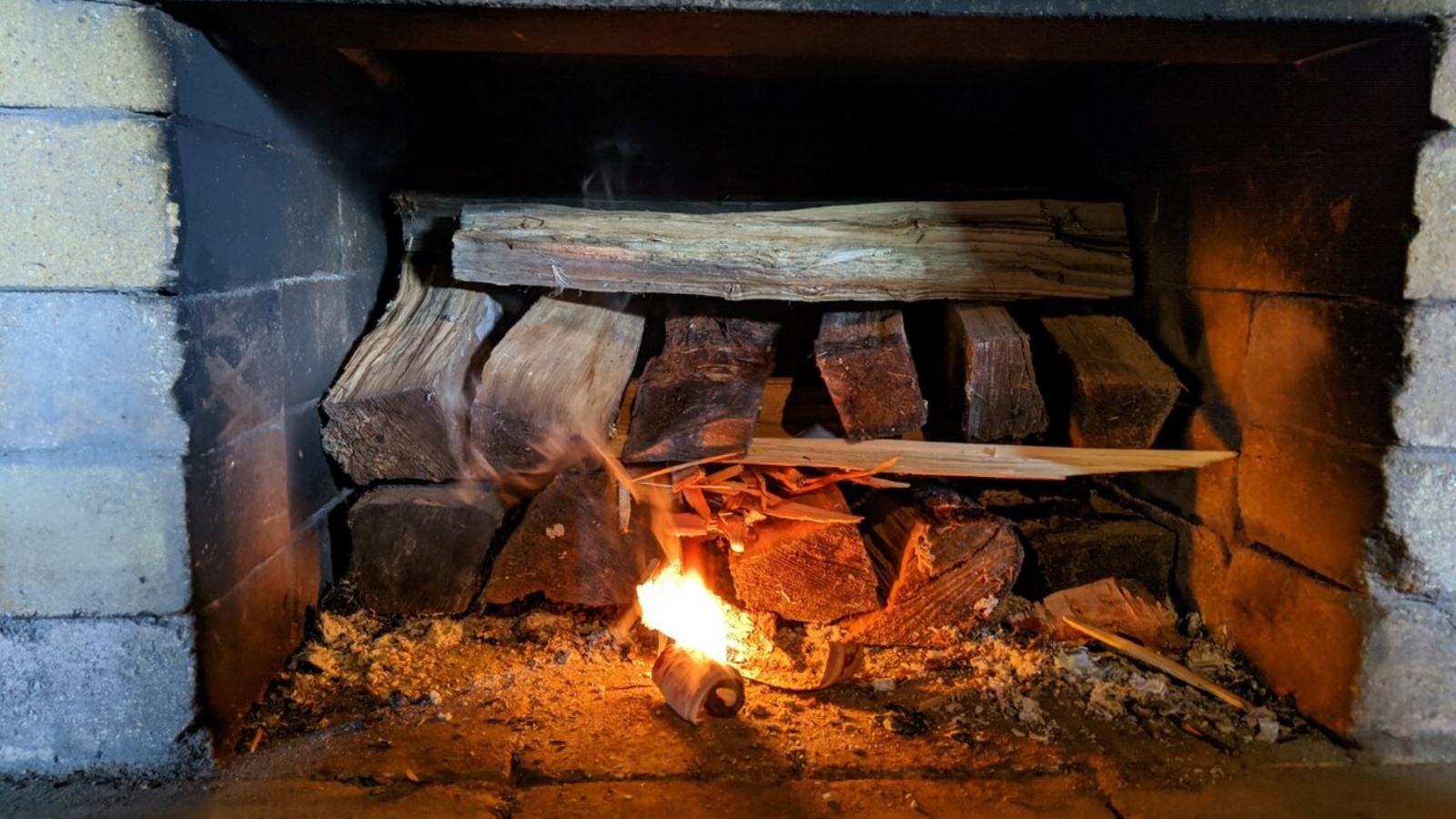 Чем топить печь. Печка на дровах. Печь по черному. Печь топится по черному. Печка для бани на дровах.