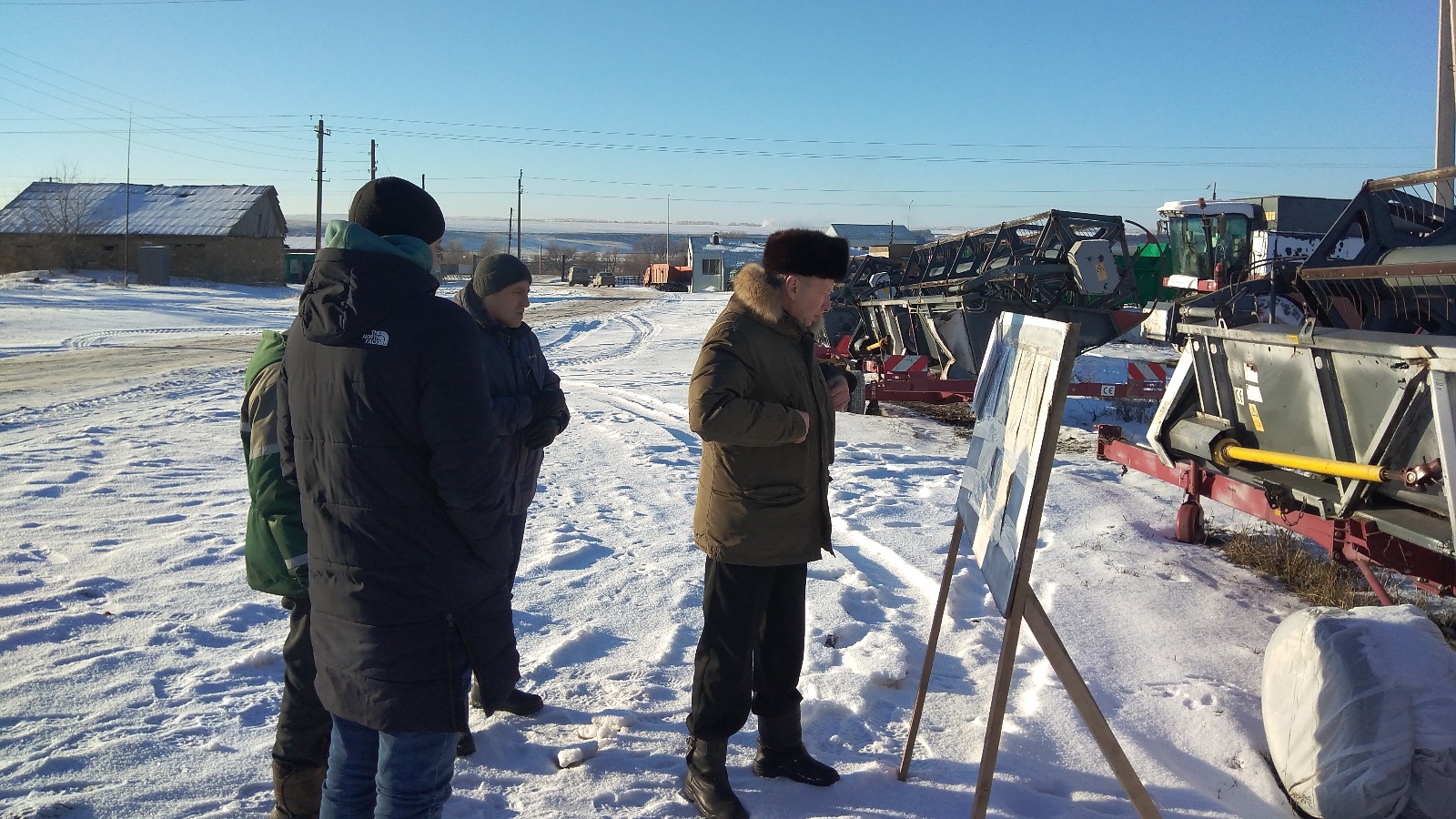 В Лениногорске проверили постановку сельхозтехники на зимнее хранение |  08.12.2022 | Лениногорск - БезФормата