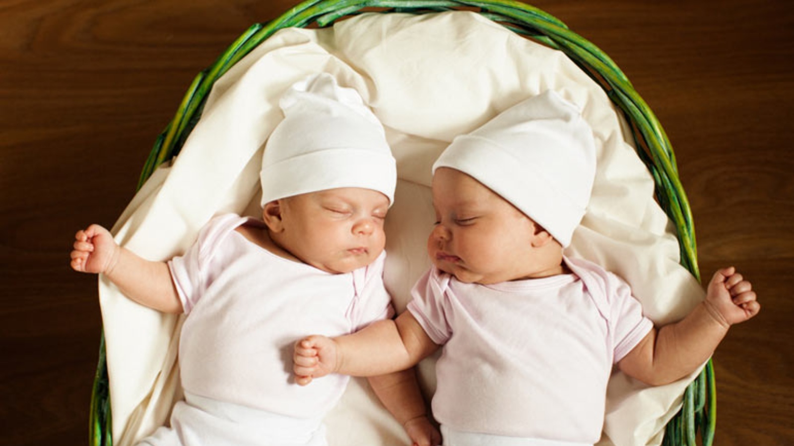 В какой республике родилась. Новорожденные Близнецы. Новорожденные двойняшки. Фотосессия двойняшек. Двойня Новорожденные.