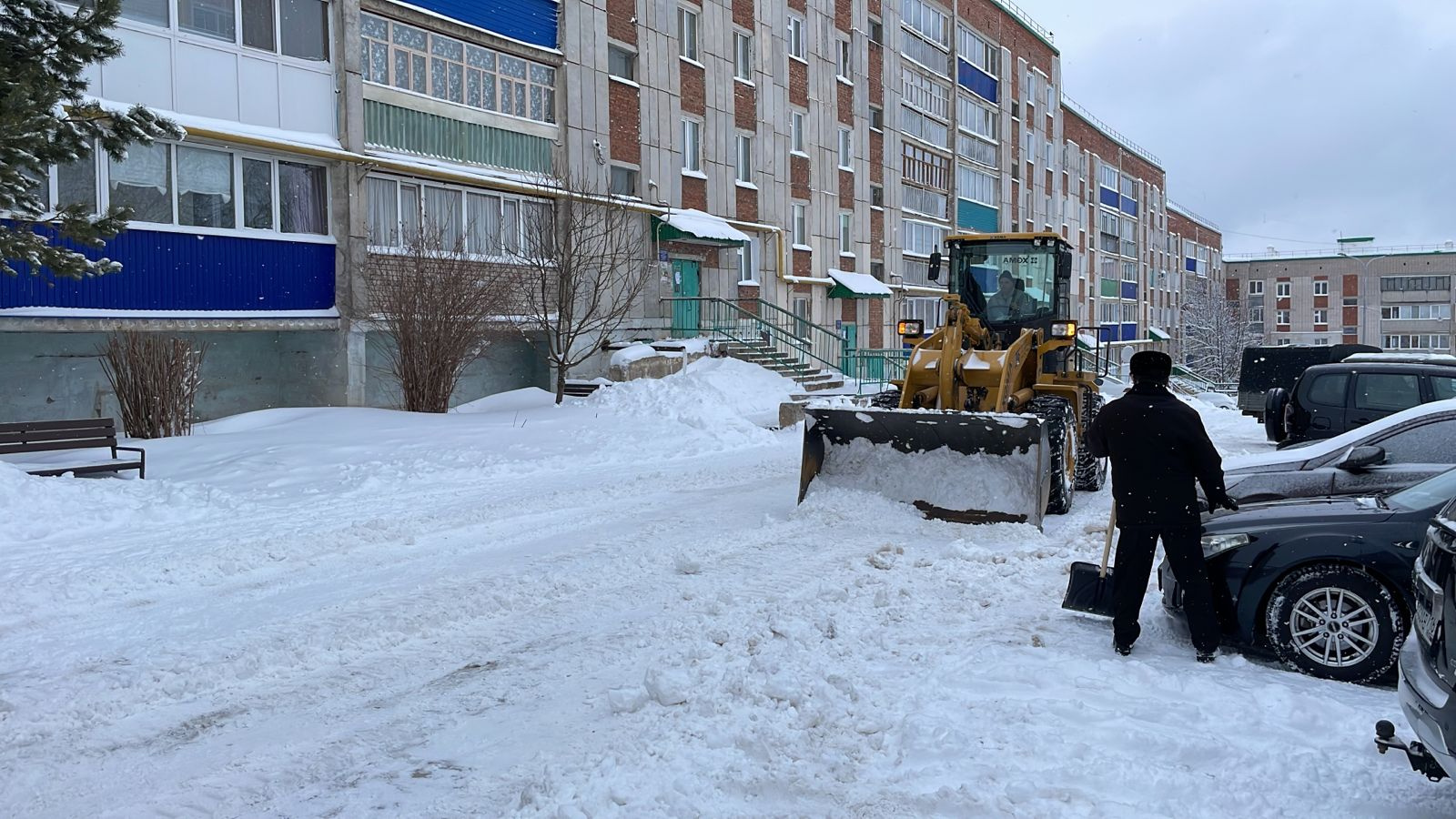 В Лениногорске продолжается работы по уборке снега | 26.12.2023 |  Лениногорск - БезФормата