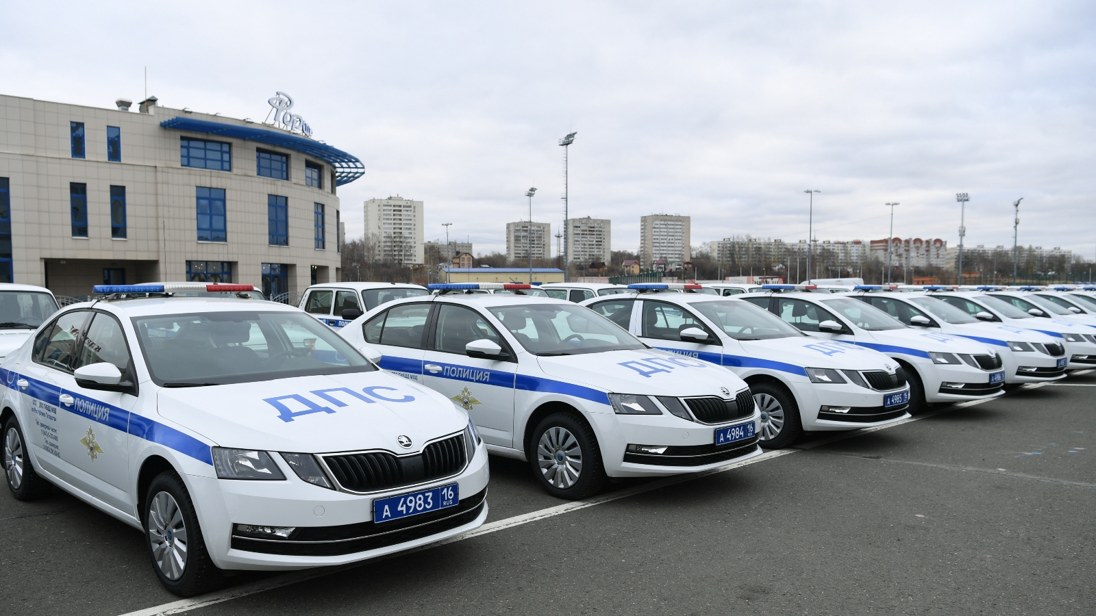 Рустам Минниханов вручил сотрудникам полиции ключи от новых служебных  автомобилей | 09.11.2020 | Бугульма - БезФормата