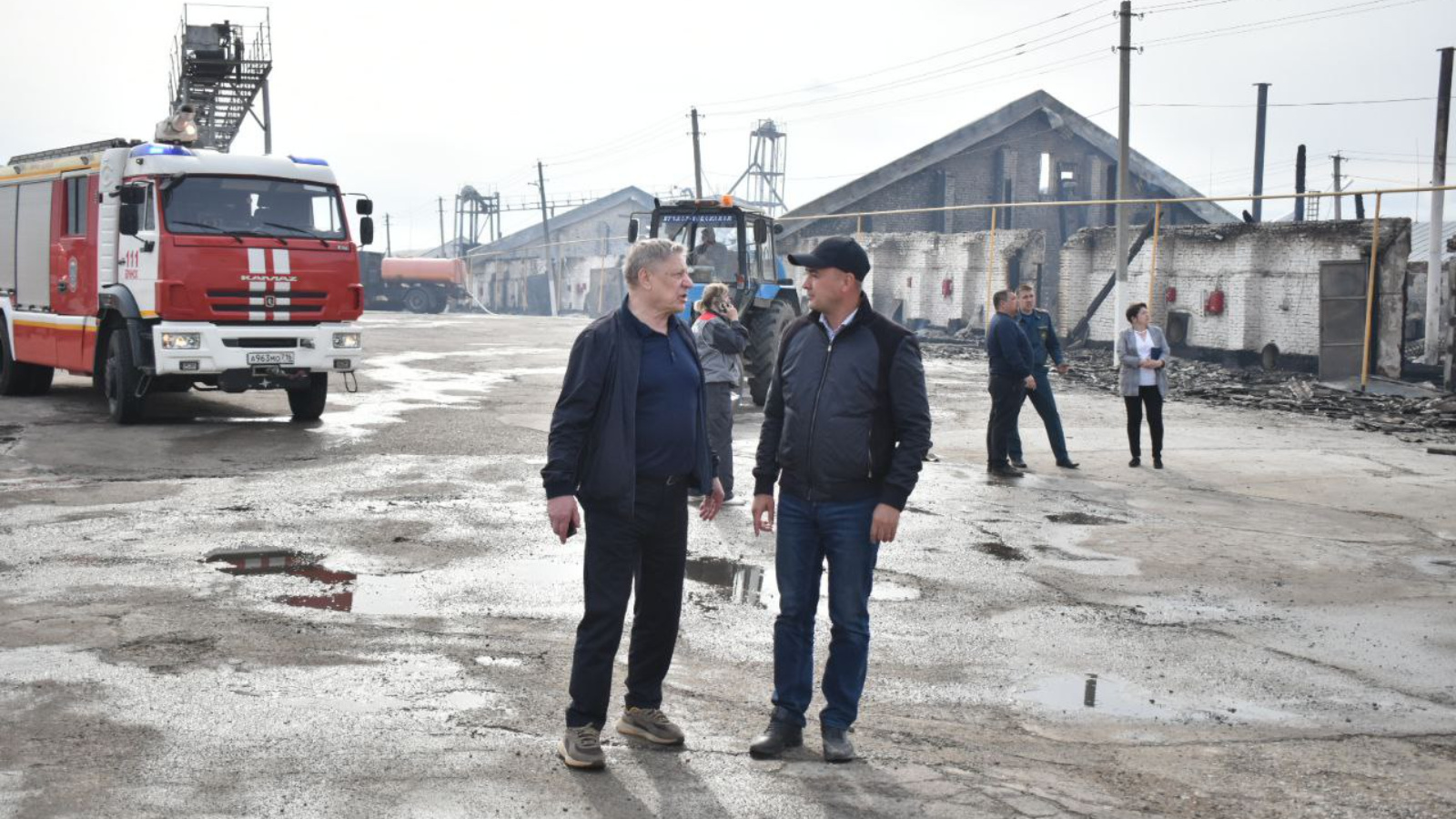 Глава Буинского района поблагодарил пожарных и предприятия за помощь в  тушении пожара на элеваторе | 18.04.2023 | Буинск - БезФормата