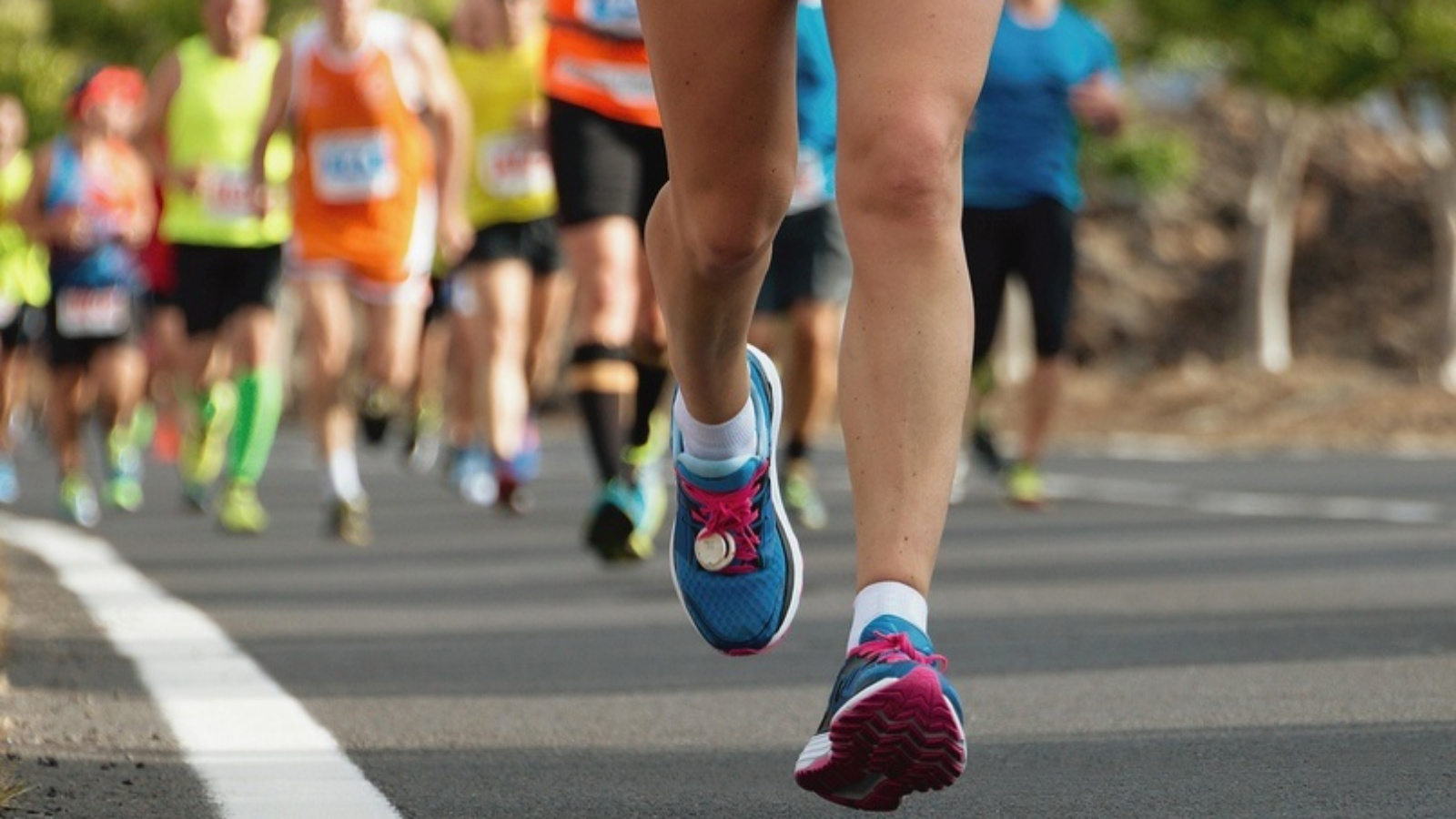 Марафонский забег. Марафон это бег на дистанцию. Марафонский бег. Полумарафон бег дистанция. Полумарафон бег дистанция.
