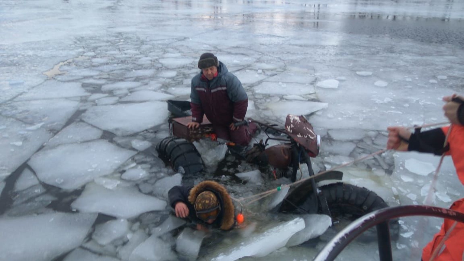 Вода в каме сегодня. Рыбак провалился под лед. Спасение рыбаков. МЧС спасатели рыбаков на льду. Вездеход провалился под лед.