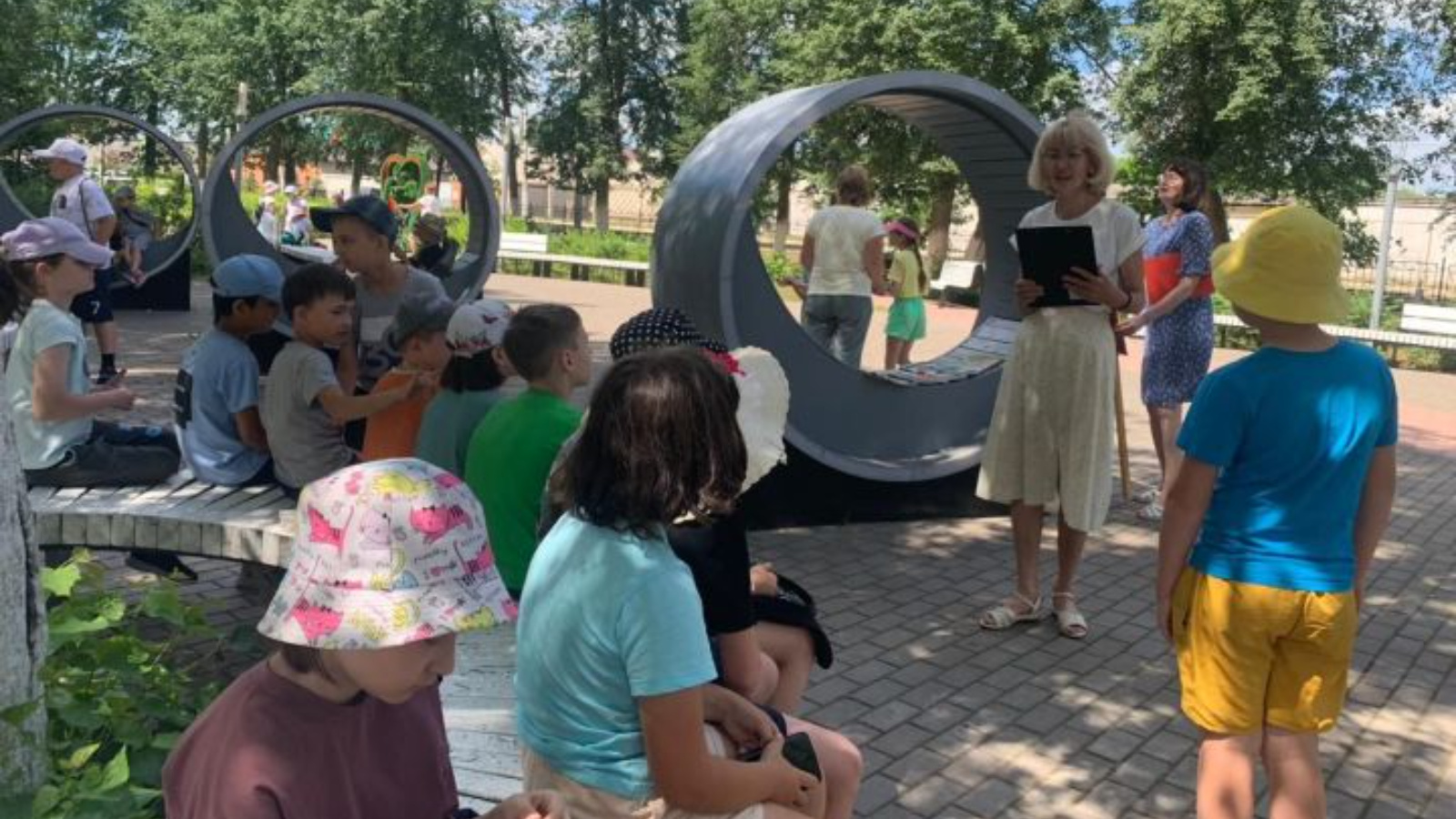 В парке «Семейный» прошла «Литературная беседка» | 21.06.2024 | Уруссу -  БезФормата