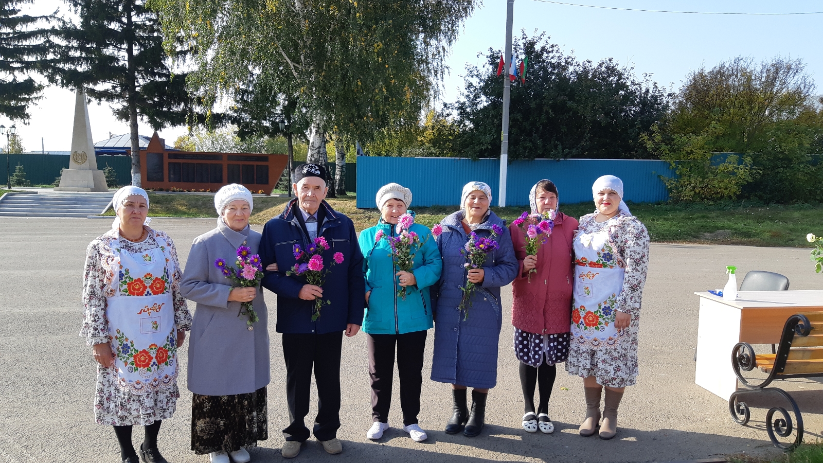 На территории Бакрчинского сельского Дома культуры прошла поздравительная  акция «С добротой и любовью» | 06.10.2020 | Тетюши - БезФормата