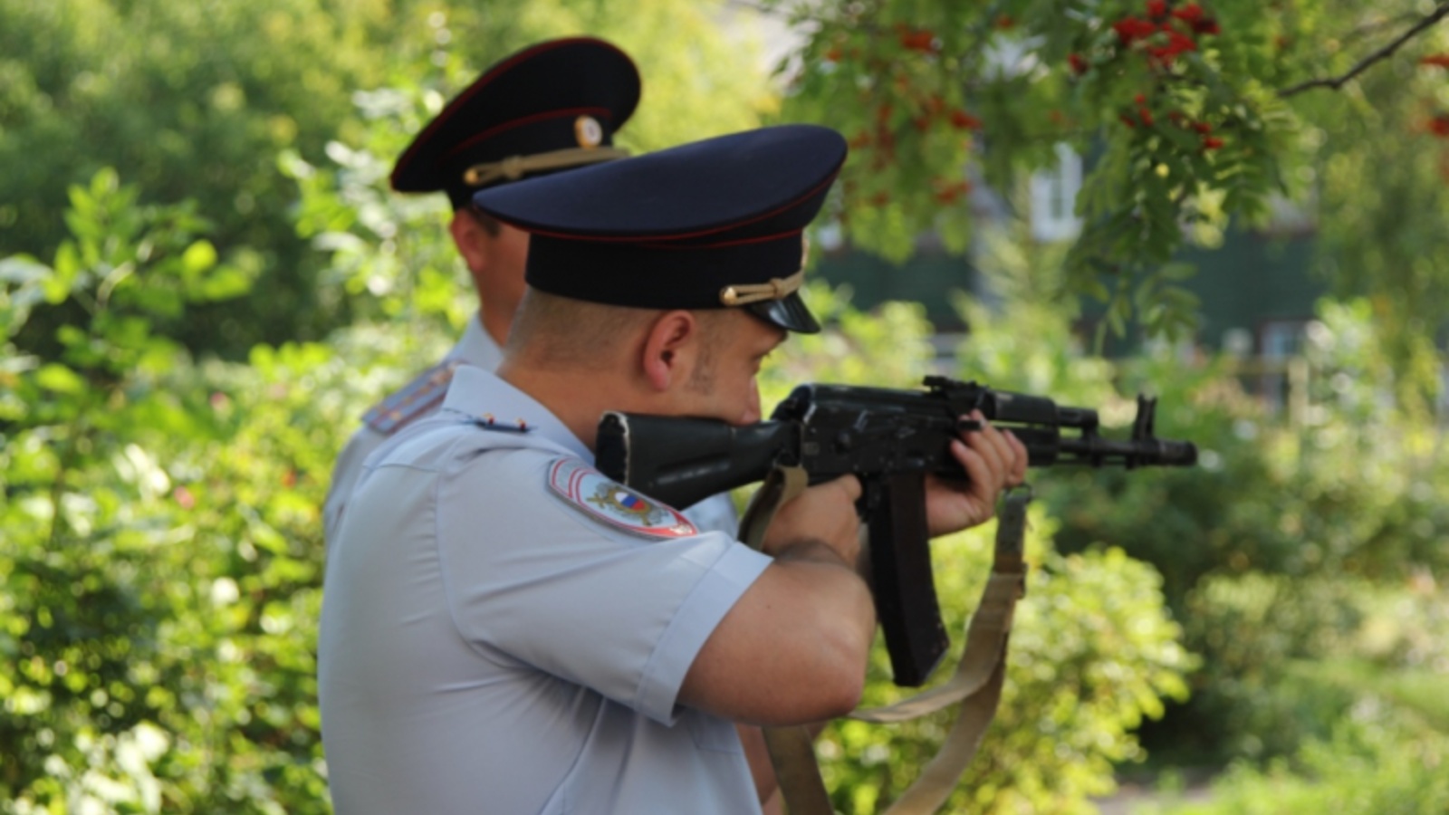 Служба в полиции. Милиционер с автоматом. ППС. Полицейский ППС С автоматом. Оружие патрульно постовой службы.