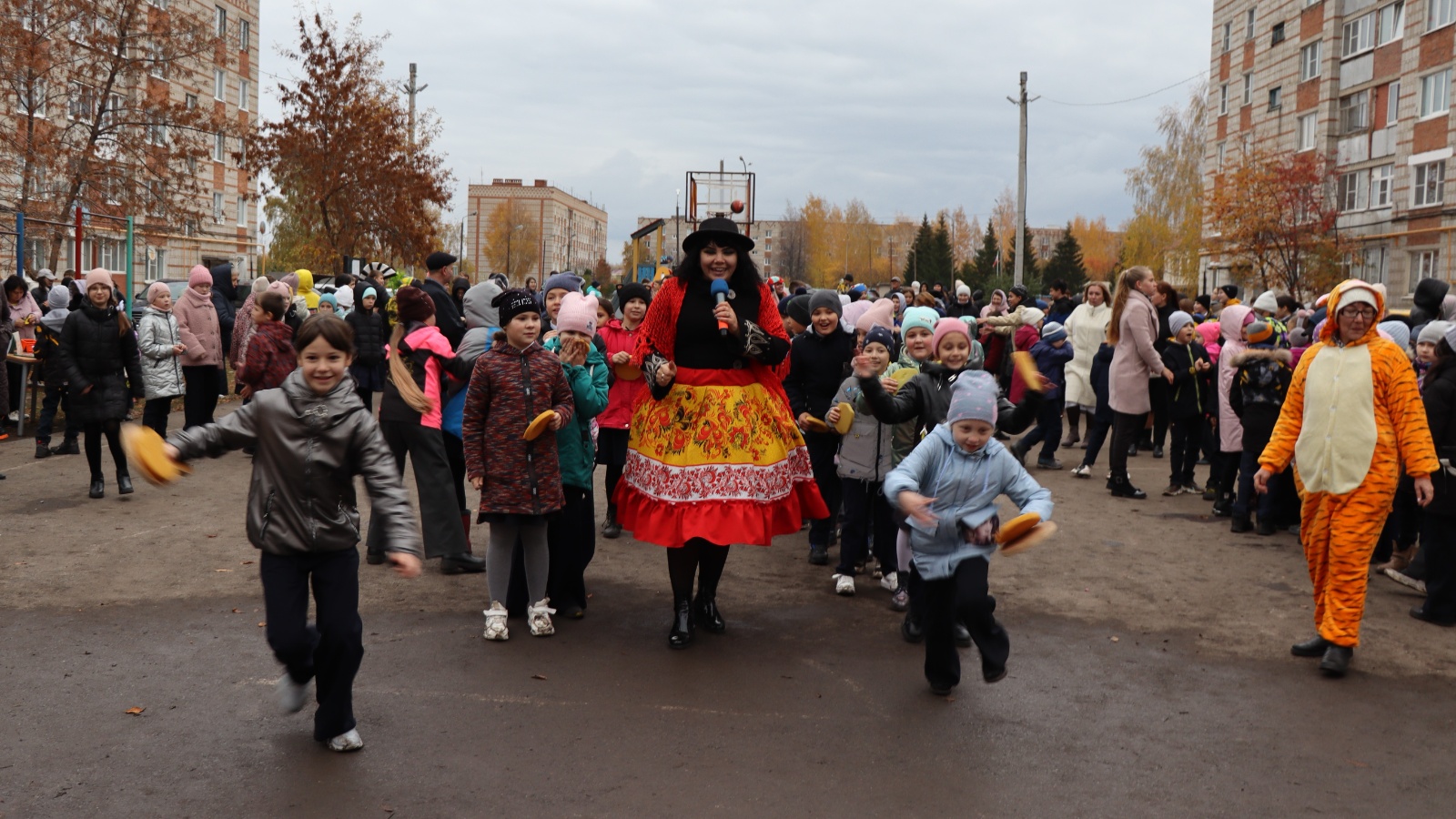 В Нурлате праздник пришел в еще один дружный двор | 18.10.2022 | Нурлат -  БезФормата