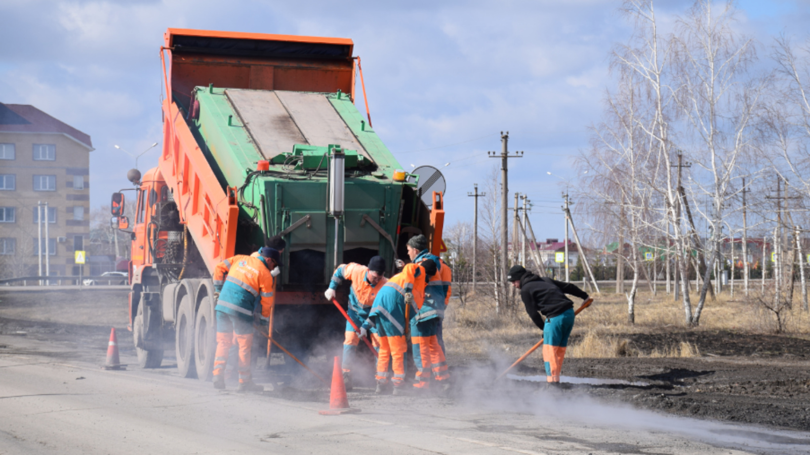 В Нурлатском районе идёт ямочный ремонт дорог | 02.04.2023 | Нурлат -  БезФормата