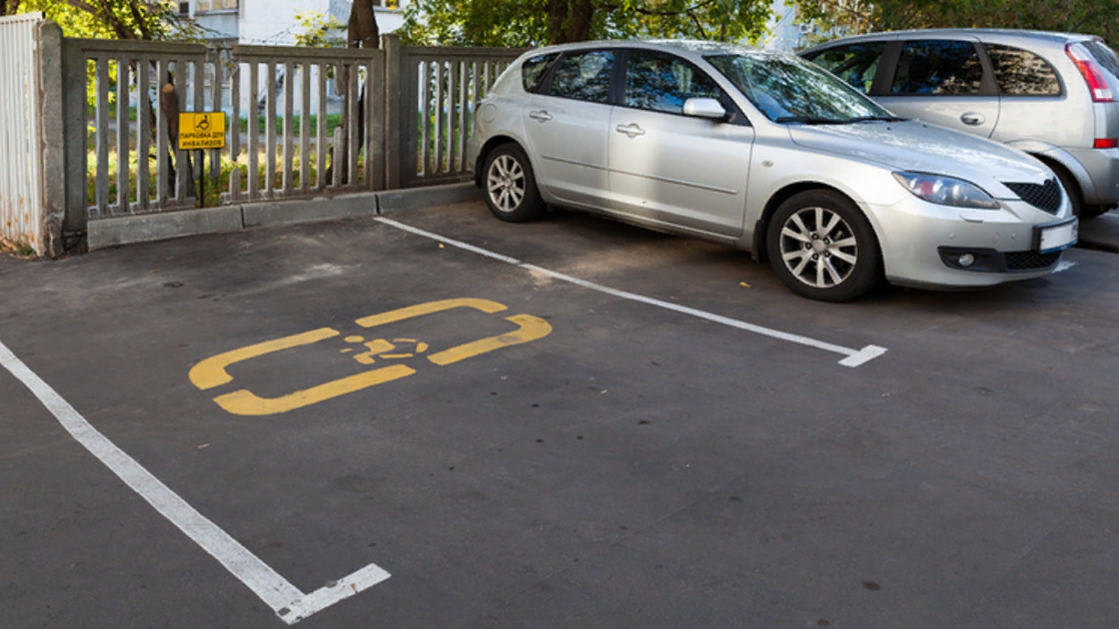 Можно ли парковаться инвалидам на платной парковке. Стоянка для инвалидов. Парковка для автомобилей инвалидов. Стоянка автомобилей для инвалидов. Парковочное место для инвалидов.