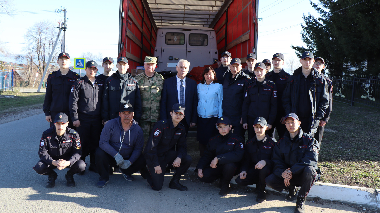 Два автомобиля УАЗ и более тонны гуманитарной помощи отправили в зону СВО |  12.04.2023 | Лаишево - БезФормата