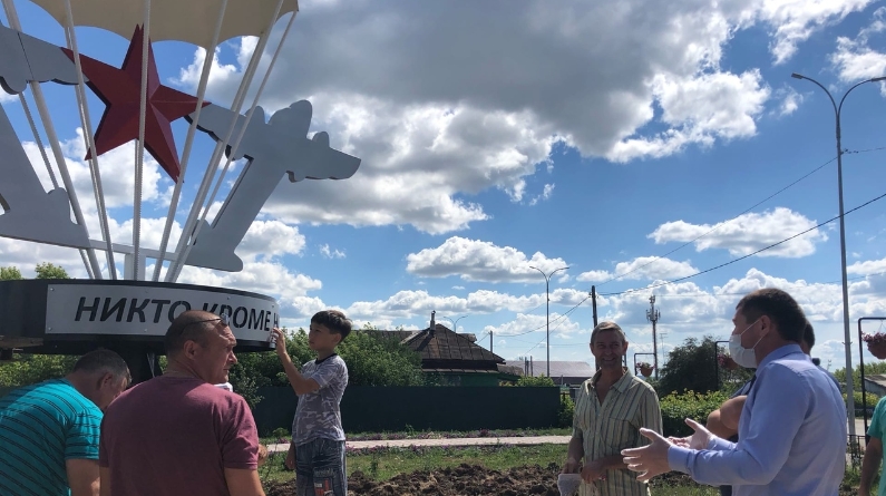 Погода на сегодня пестрецы. Пестрецы парк Победы. Памятник ВДВ В Пестрецах. Пестрецы население. Население в село Пестрецы.