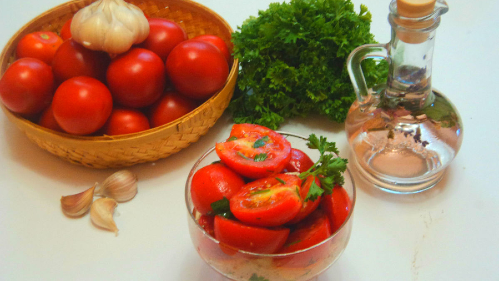 Быстрые маринованные помидоры с чесноком. Pomidori marinad. Маринованные помидоры быстрого приготовления. Помидоры соленые. Маринад для помидор.