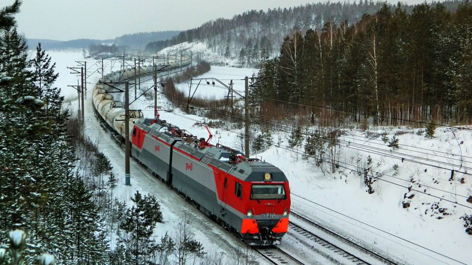 Новые жд поезда. Свердловская железная дорога 2эс10. 2эс10 электровоз. Свердло́вская желе́зная доро́га (СВЖД. Локомотив 2эс10 зима.