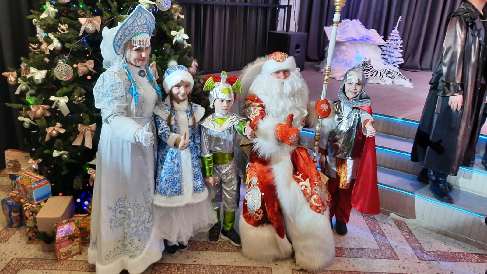 Представление деда. Новогоднее представление фото. Новогодний праздник набережная. Пгт Яблоновский представление с дедом Морозом для детей. Дед Мороз Казань.