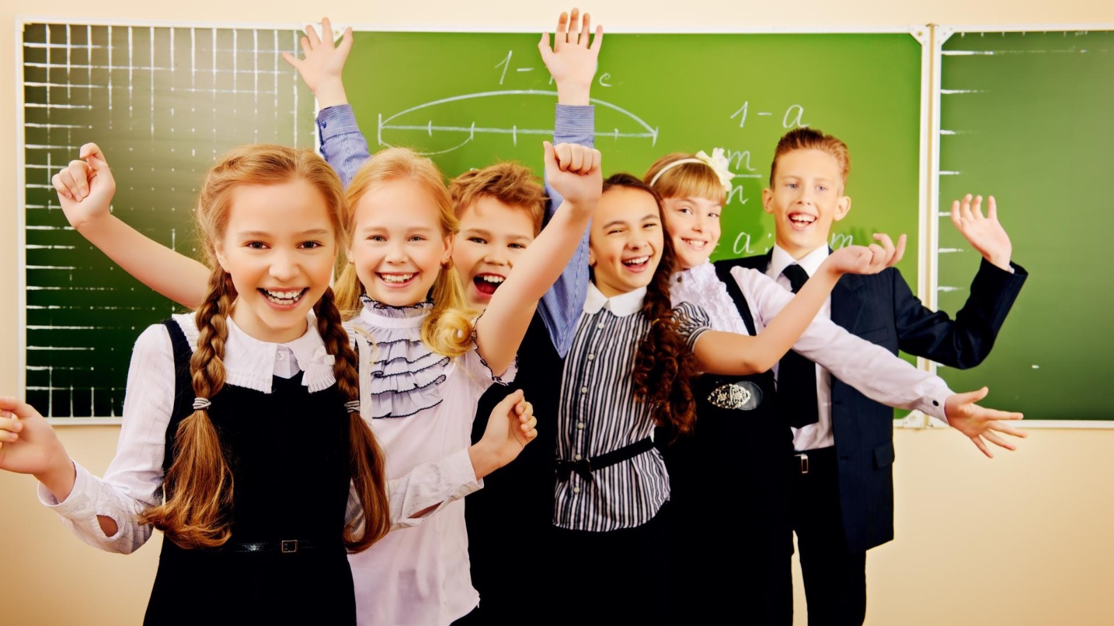 Улыбающийся ученик. Дети школьники. Радостный школьник. Счастливые дети в школе. Фото школьника.