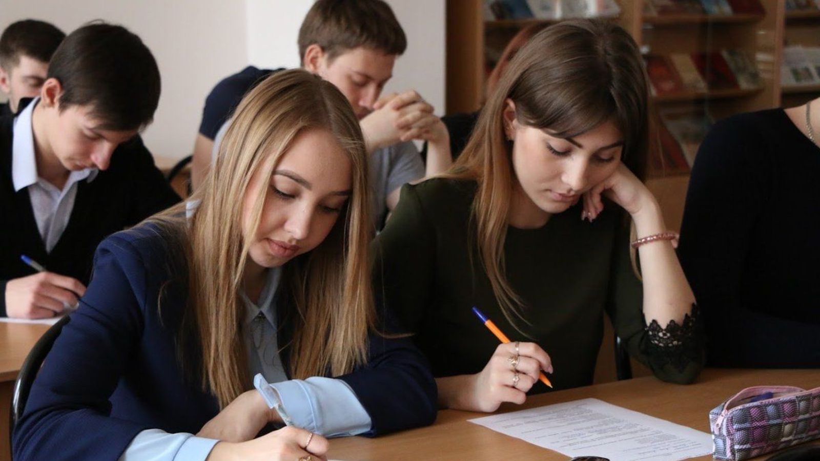 Среди студентов. Анкетирование. Человек заполняет анкету. Опрос подростков. Опрос студентов.