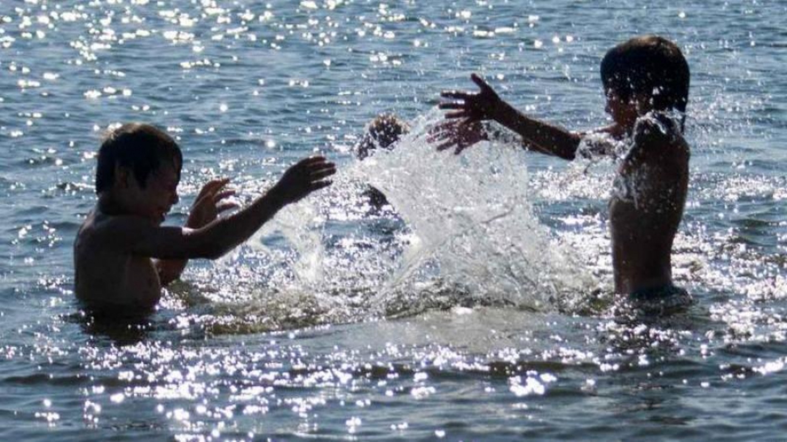 Купание без воды. Дети купаются в реке. Дети на море. Дети плещутся в воде. Река для детей.