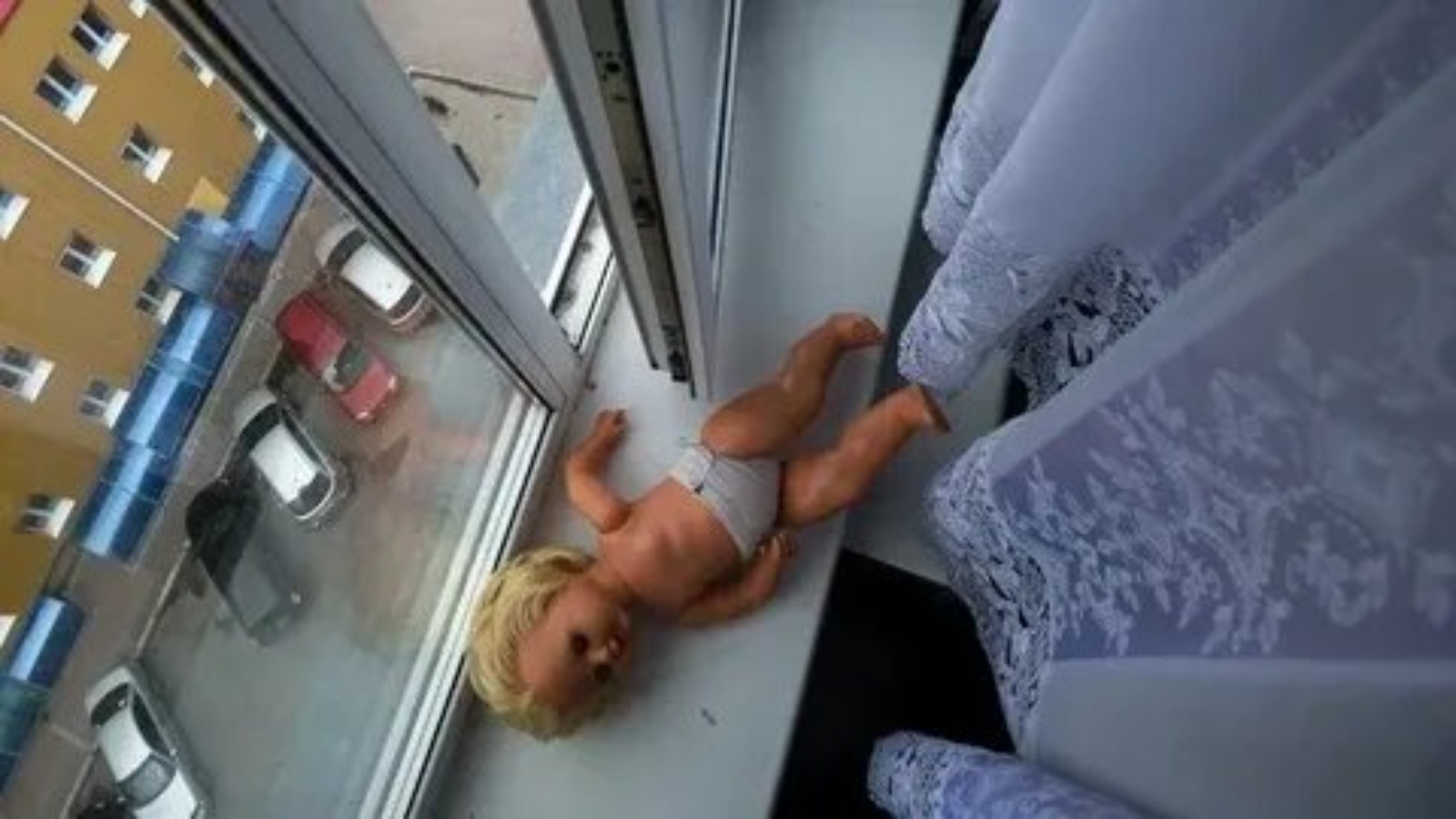 Мать ребенка из окна. Младенца выбросили из окна. Выбросила ребенка из окна. Москвичка выбросила из окна ребенка подруги. Девушка вылетает в окно.