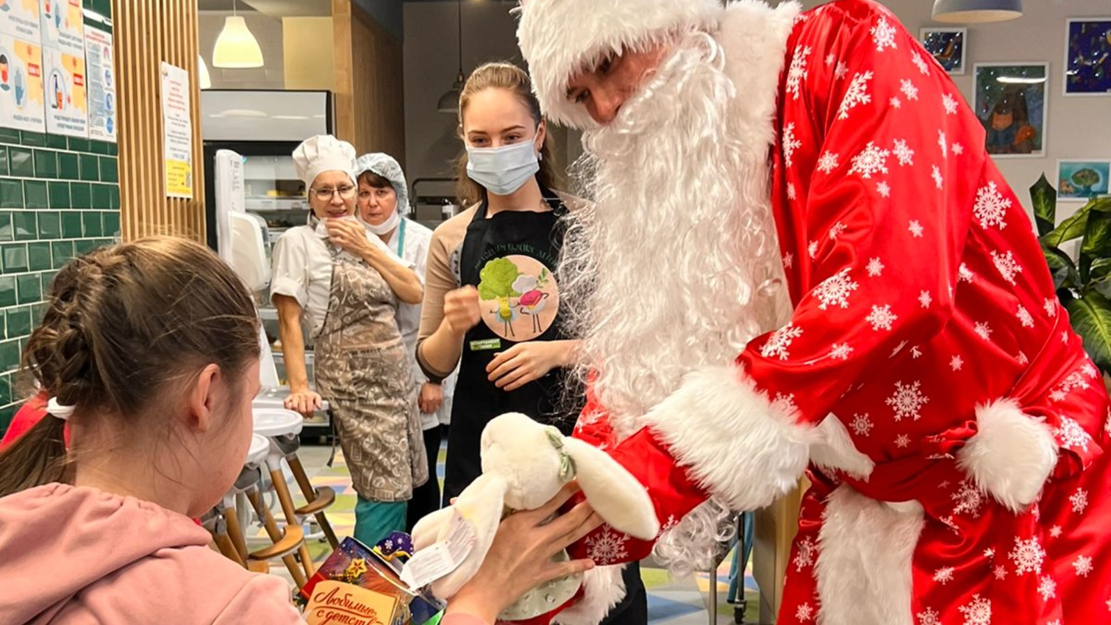 Новогодний праздник для детей. Дед Мороз для детей. Новый год в Татарстане. Подарки от Деда Мороза на новый год.