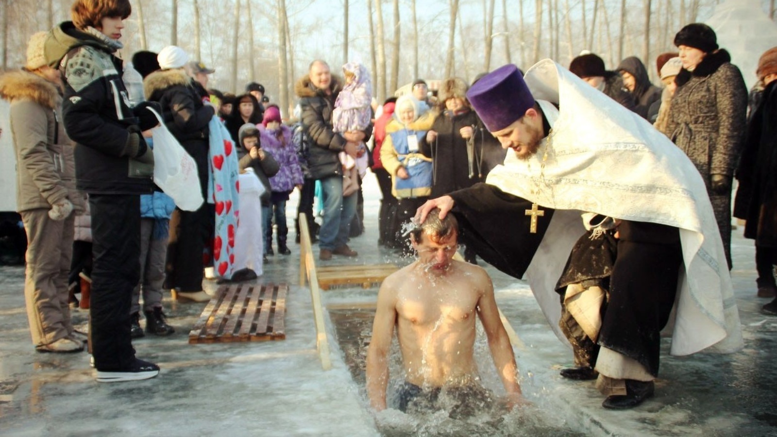 В каком современном городе принял крещение. 19 Января крещение Господне купание. Крещение Руси прорубь. Крещение Господне праздник прорубь. Купание в проруби на крещение на Руси.