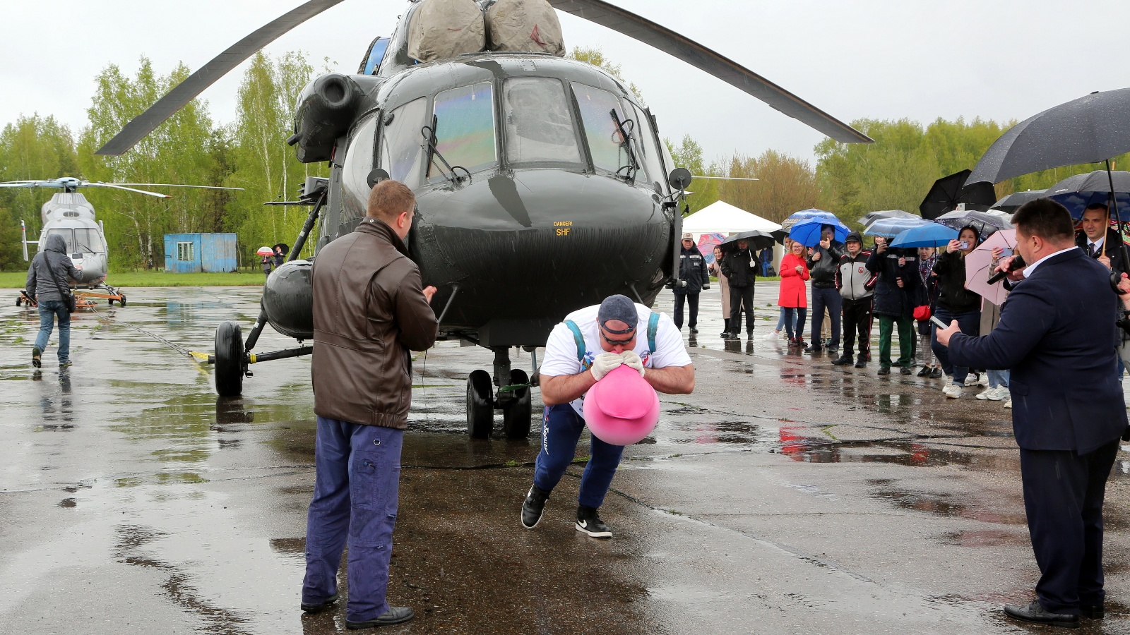 18 19 20 мая. Вертолет Ансат Казанский вертолетный завод. Вертолеты над Люберцами.
