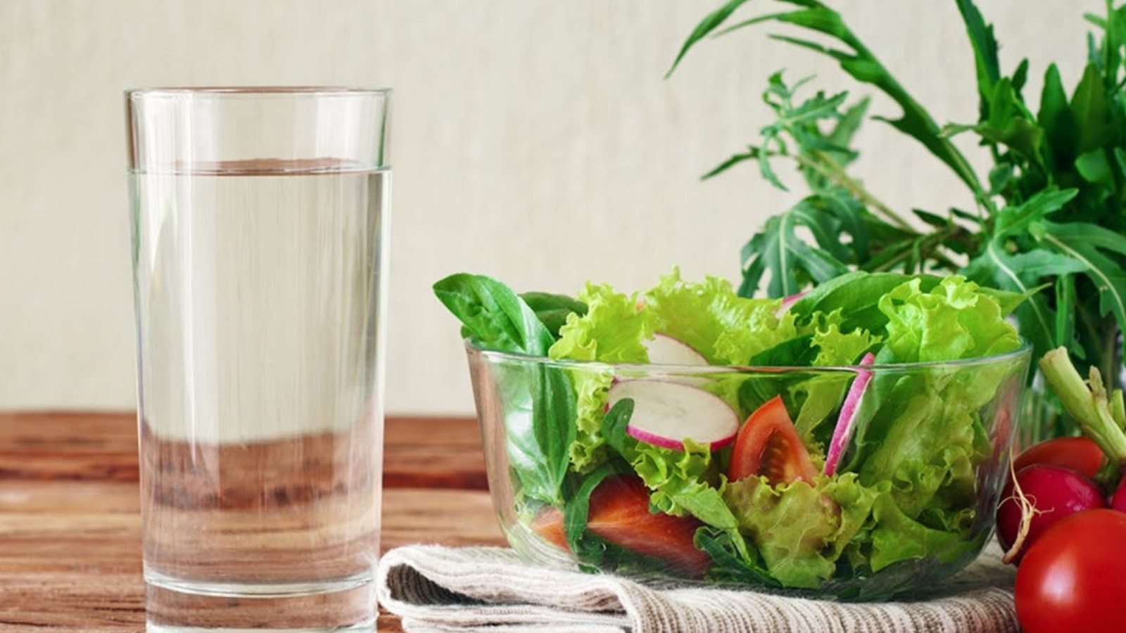 Почему запивают еду водой. Пища и вода. Правильное питание вода. Овощи стакан воды. Стакан воды.
