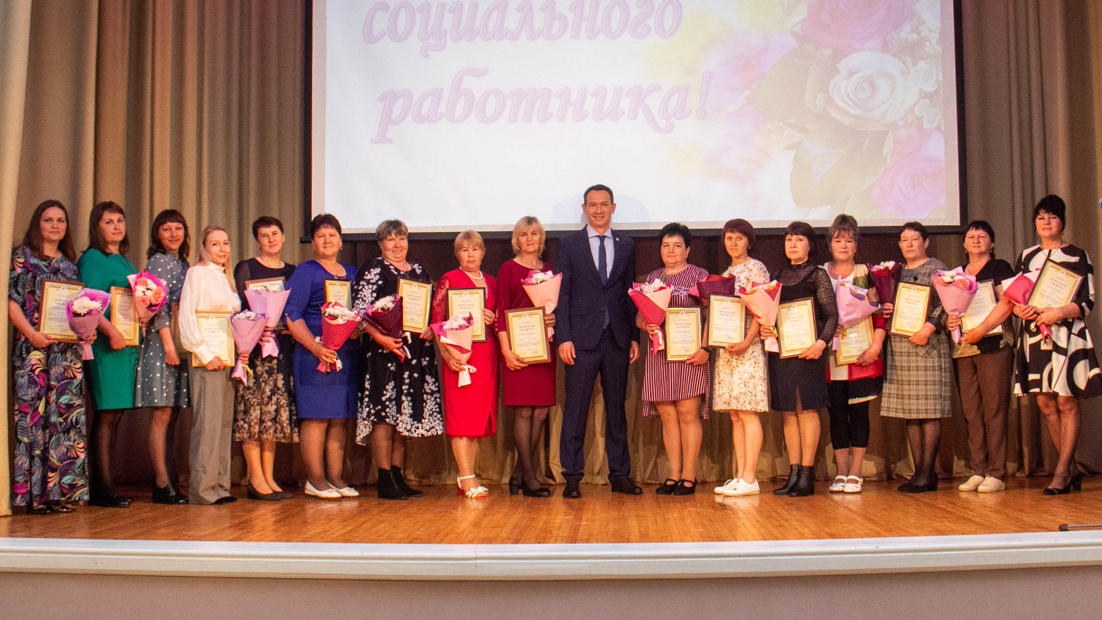 В Альметьевске поздравили представителей социальной службы | 08.06.2022 |  Казань - БезФормата