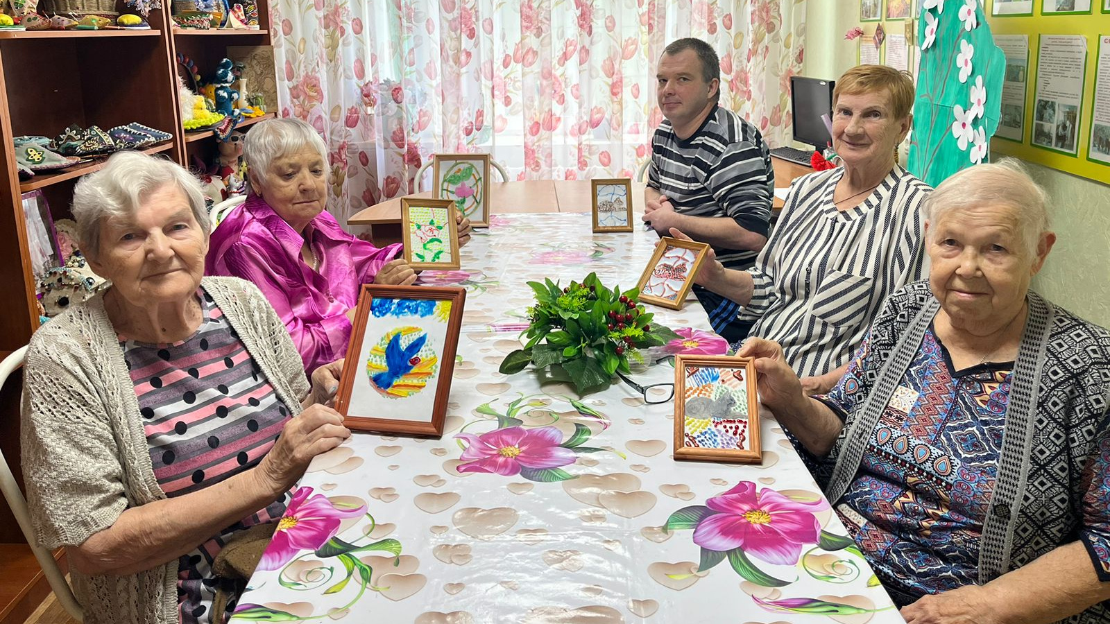 Жители Верхнеуслонского дома-интерната учатся рисовать на стекле |  01.07.2024 | Казань - БезФормата