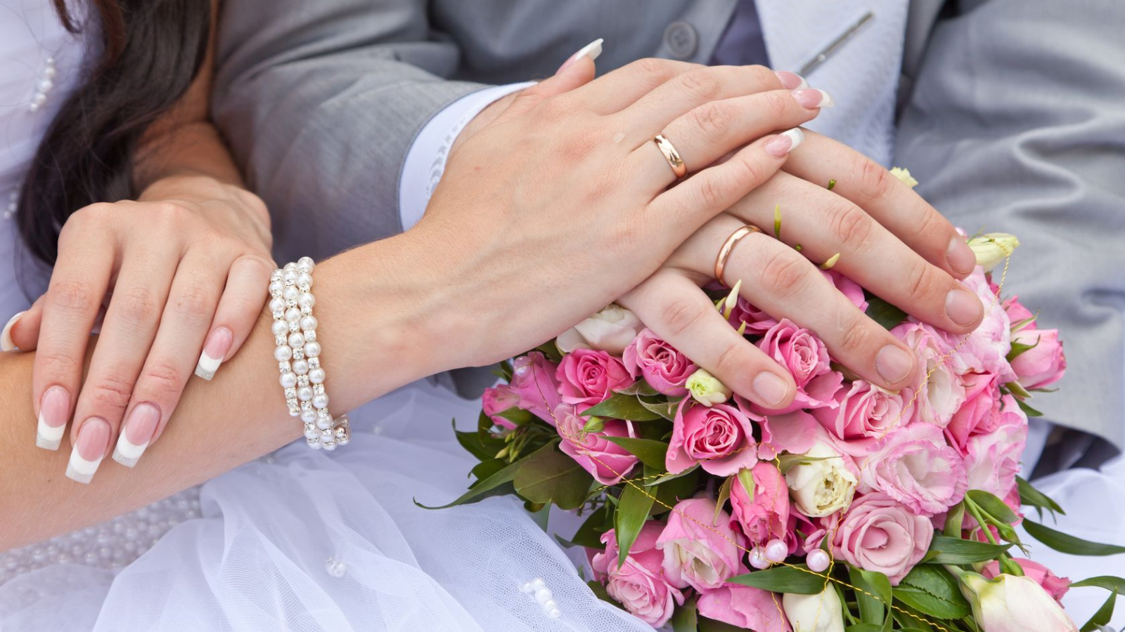 Свадебные кольца. Брак картинки. Обручальные кольца на руках. Свадебные кольца для невесты. Свадебные руки молодоженов.