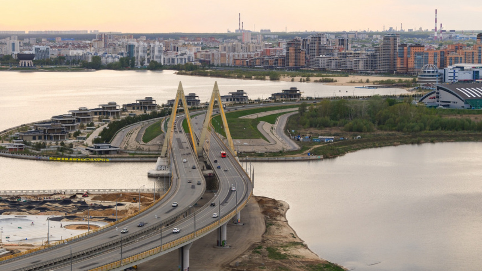 В казани проведут. Мост Миллениум Казань сверху. Мост Миллениум и парк Горького. Набережная Казанки 2022. Парк Миллениум Казань.