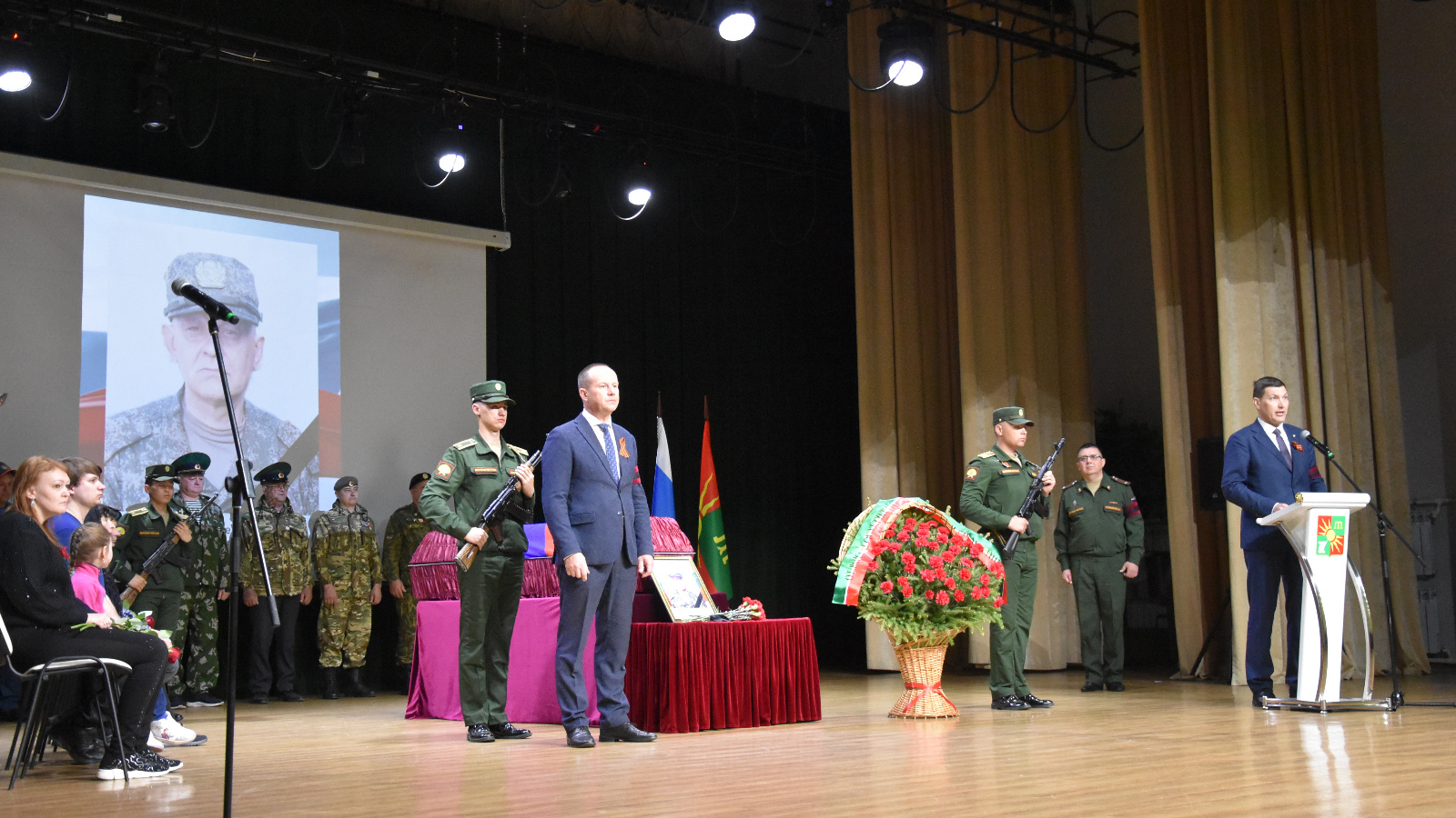 В Заинске в последний путь проводили военнослужащего, погибшего в зоне СВО  | 02.05.2024 | Заинск - БезФормата