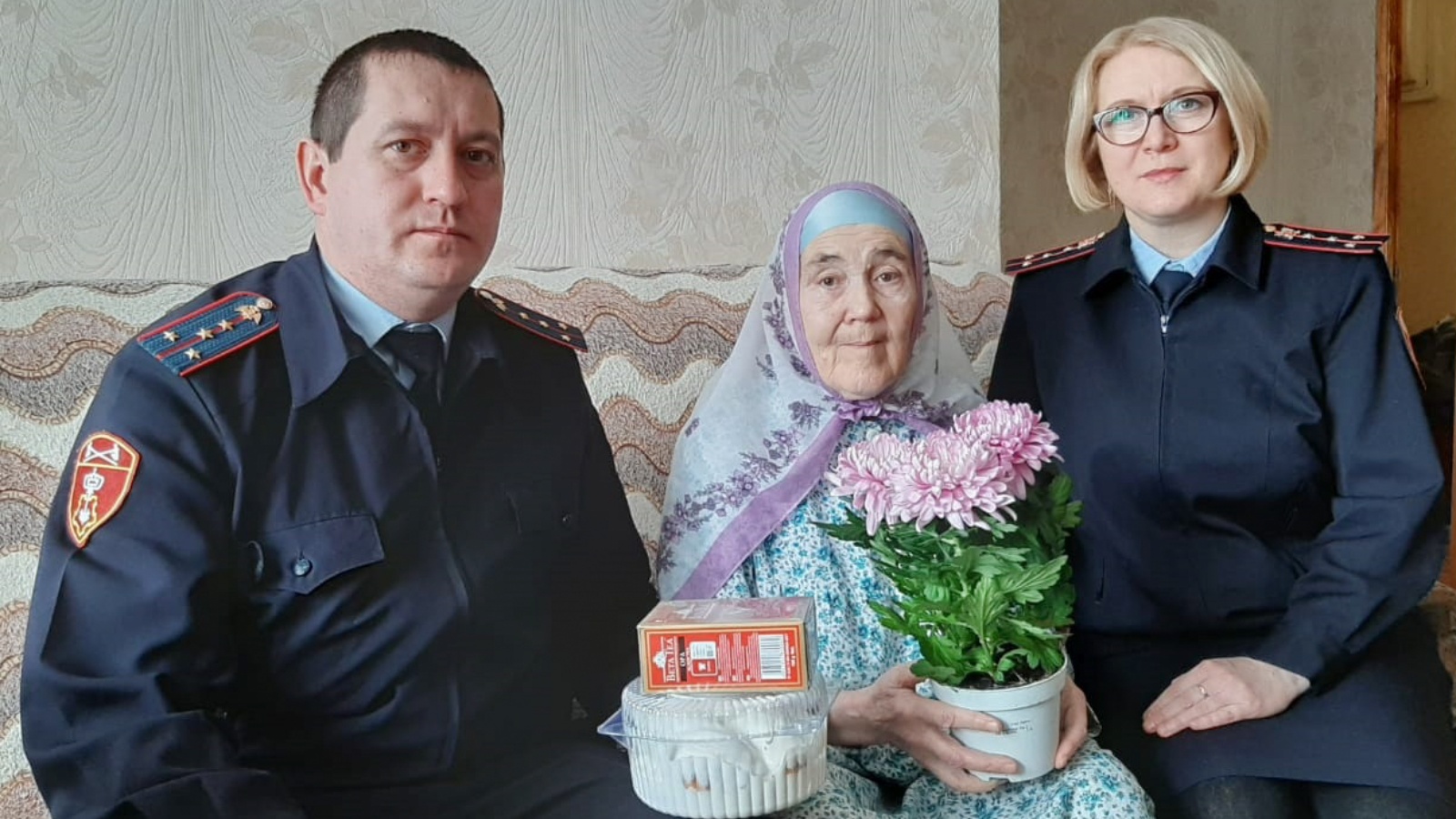 В Татарстане сотрудники и ветераны УВО Росгвардии поздравили женщин с Международным женским днем 8 Марта