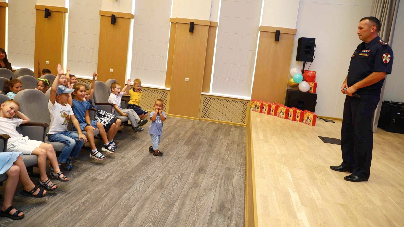 В Казани для детей военнослужащих и сотрудников Росгвардии состоялась социальная акция «В школу с Росгвардией»