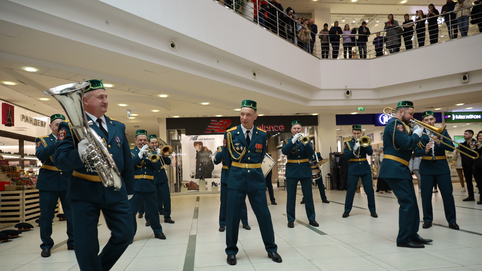 8 марта военный оркестр казанского полка Росгвардии устроил для женщин музыкальный флешмоб