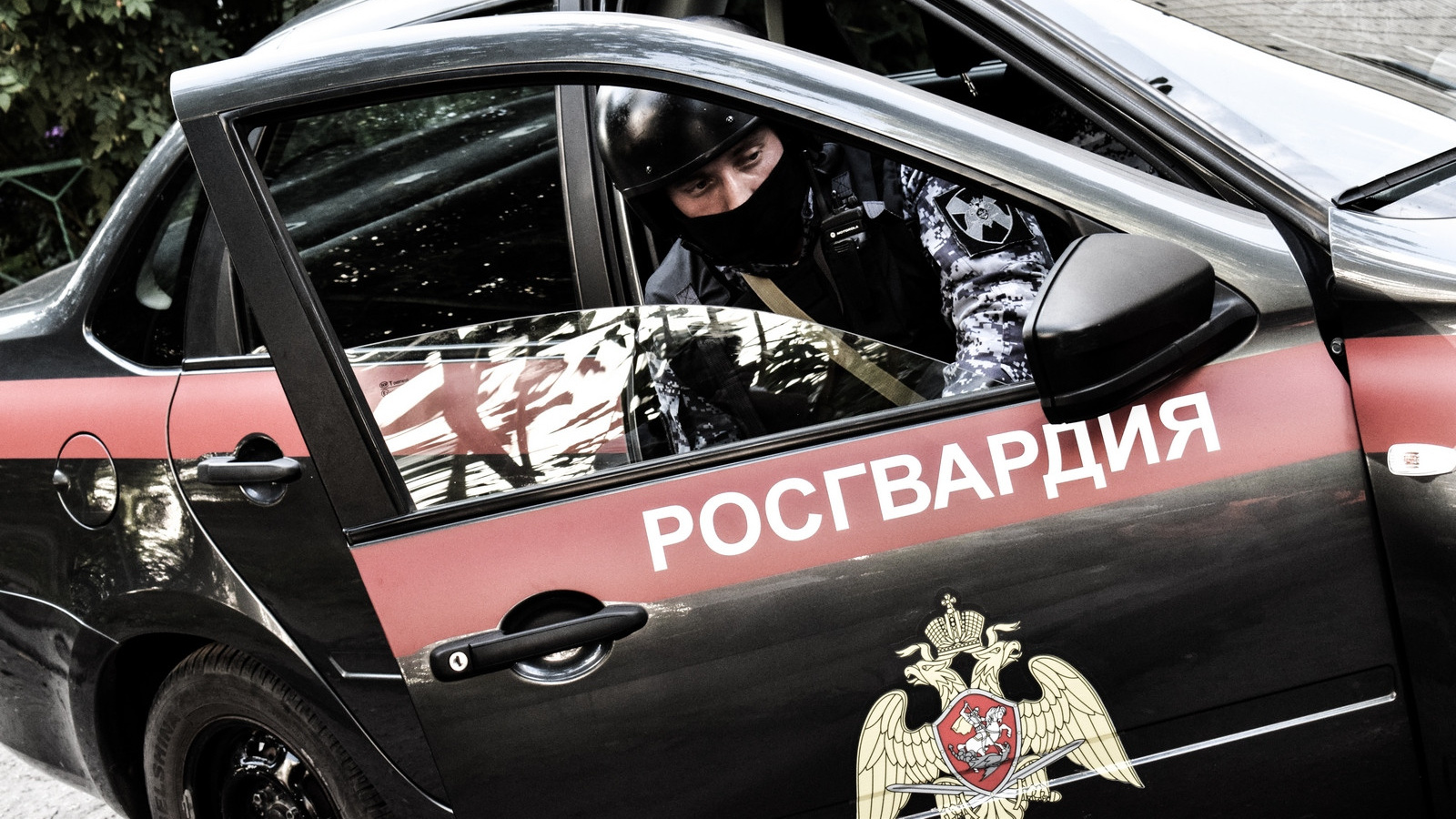 В г. Казани наряд вневедомственной охраны Росгвардии совместно с сотрудниками МВД задержал подозреваемую в ножевом ранении супруга