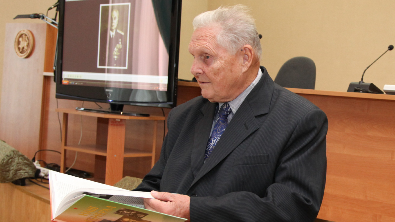 В рамках декады пожилых людей казанские сотрудники Росгвардии навестили ветерана службы