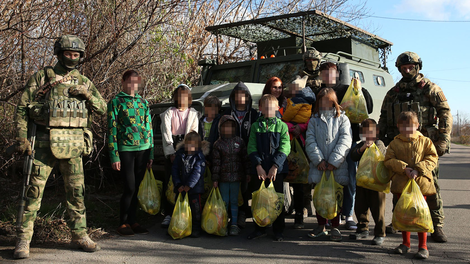 Росгвардейцы помогли многодетной семье из ДНР, чей дом уничтожила артиллерия ВСУ