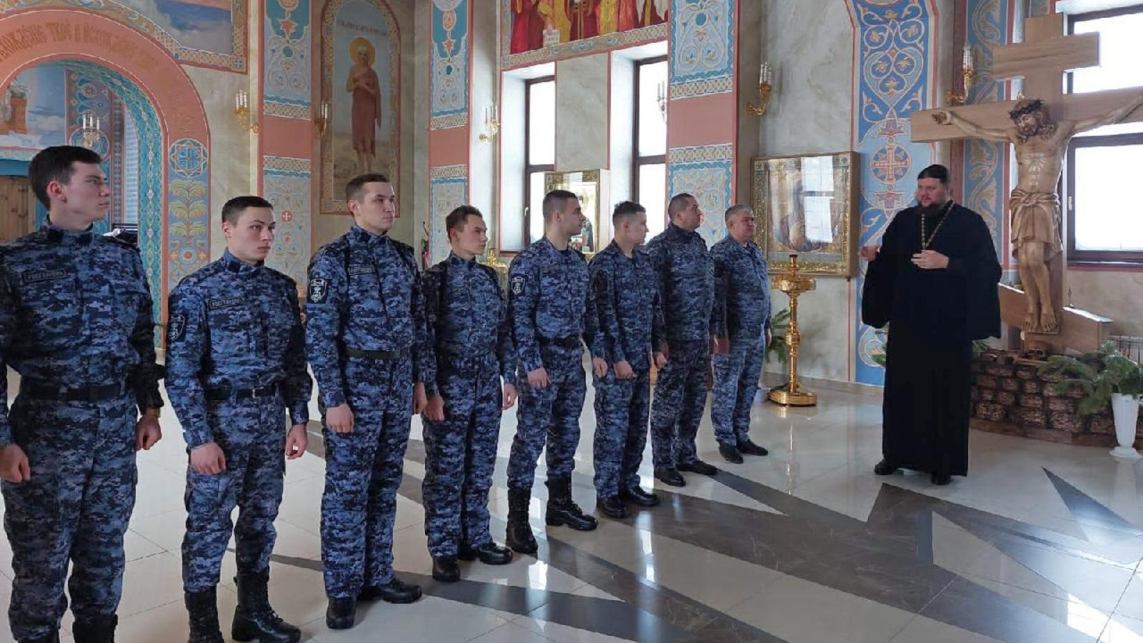 Сотрудники вневедомственной охраны Росгвардии в Татарстане приняли участие в богослужениях в канун праздника  Крещения Господня