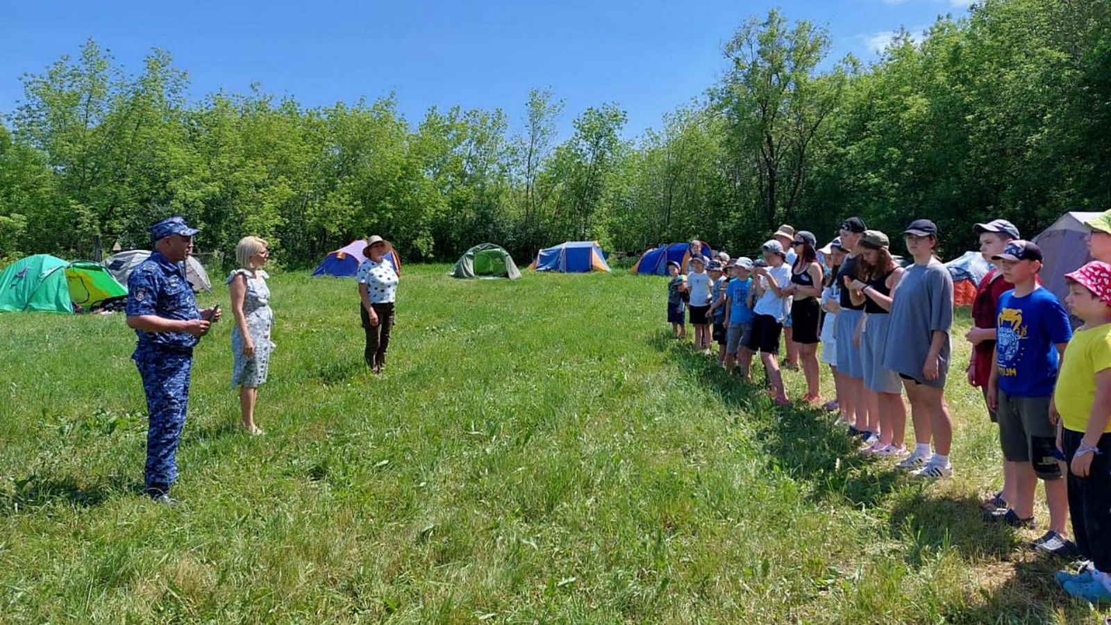 В Нижнекамском районе Татарстана росгвардеец проверил безопасность детского палаточного лагеря и провёл для ребят профилактическую беседу