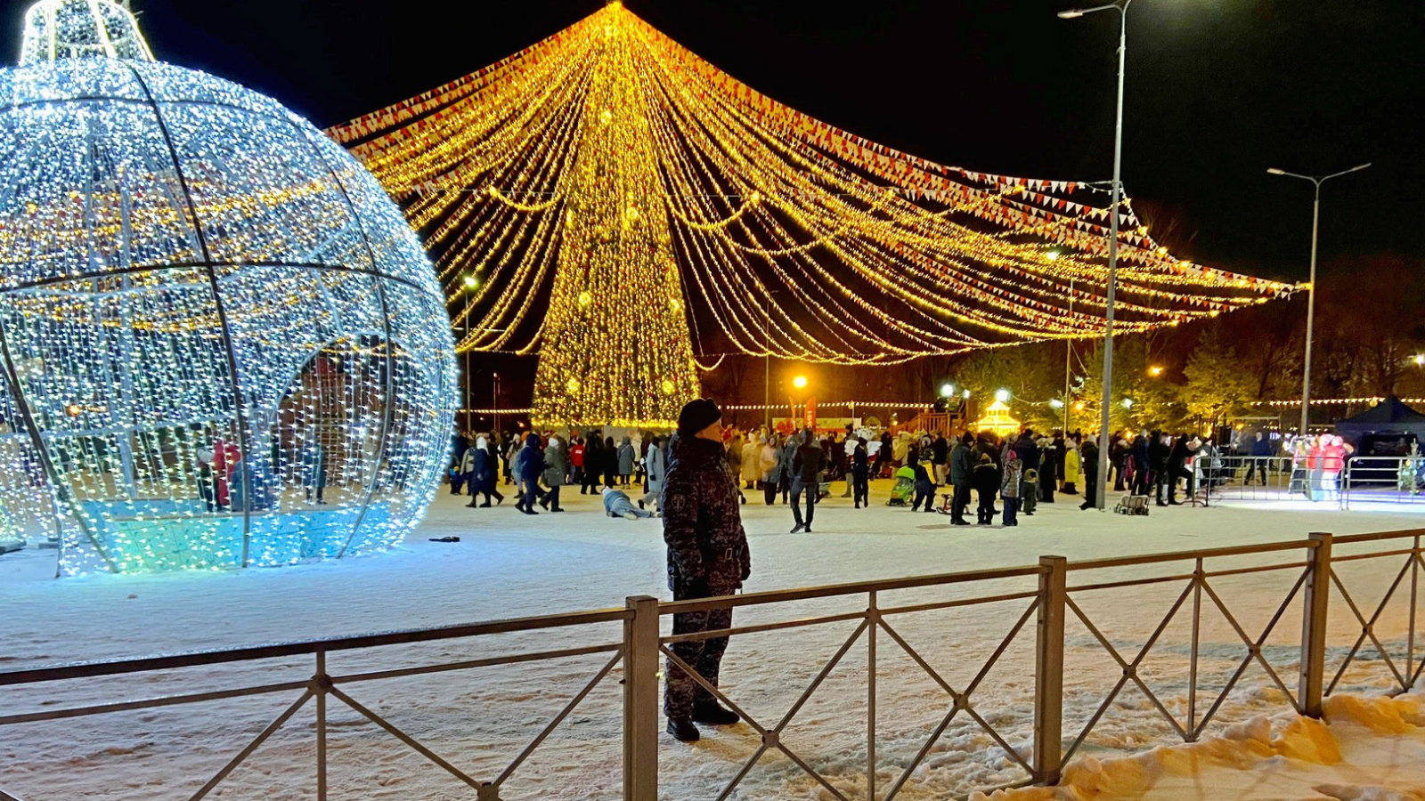 В Казани Росгвардия выполнила задачи по охране общественного порядка во время открытия новогодних ёлок