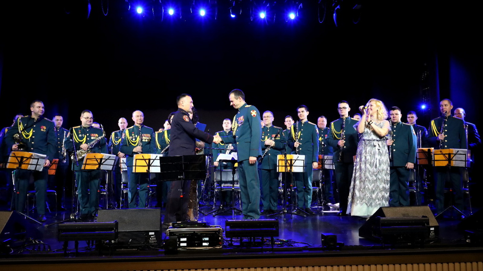 Военный оркестр Приволжского округа Росгвардии подарил жителям Казани новогоднее настроение