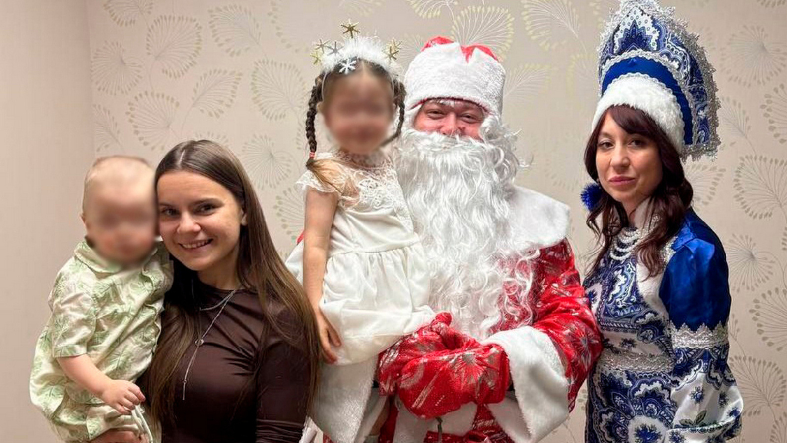 В Казани Дед Мороз и Снегурочка из городского управления вневедомственной охраны Росгвардии поздравили с Новым годом детей своих коллег