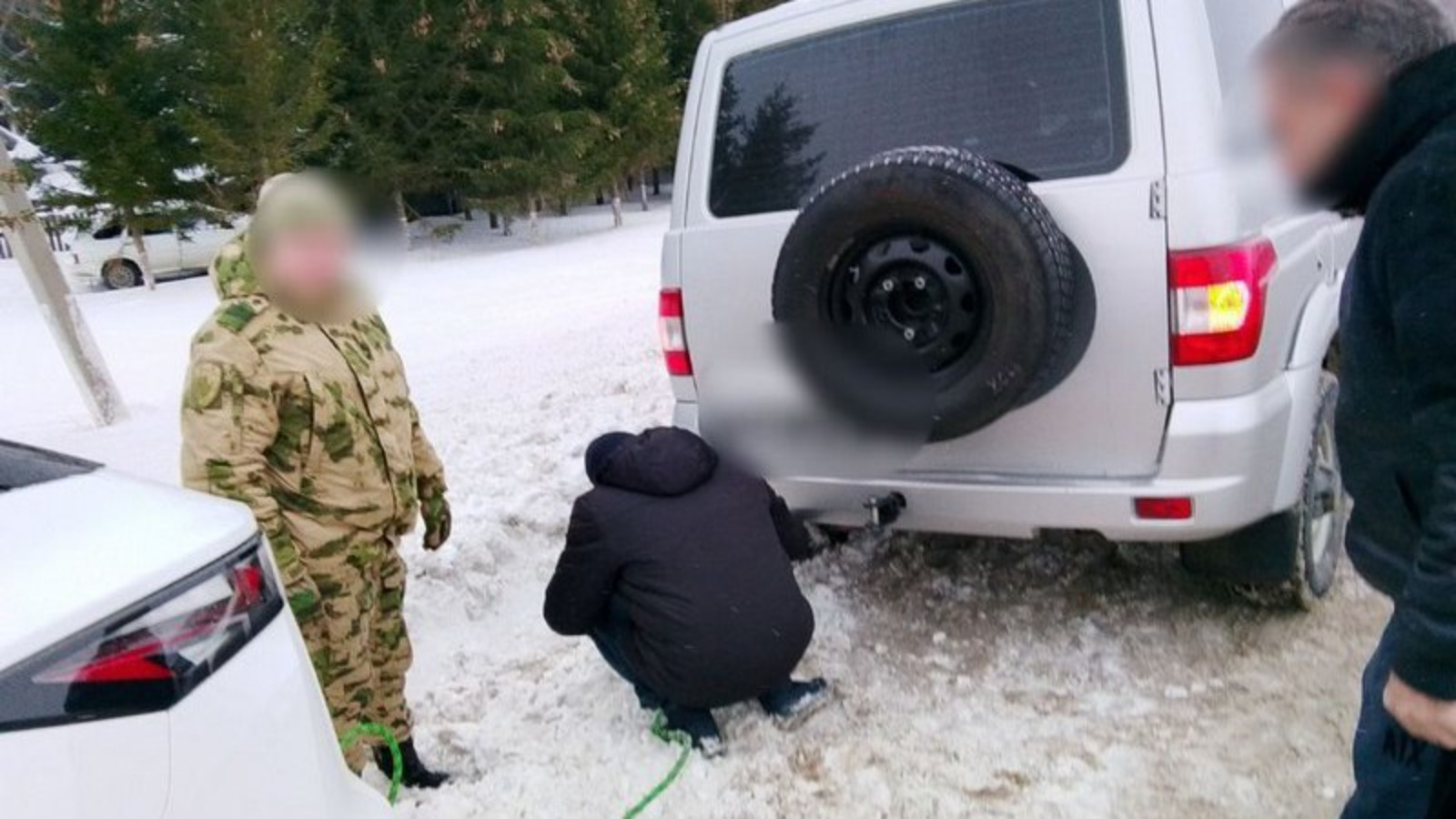 В Татарстане росгвардейцы пришли на помощь водителю, застрявшему в снегу на обочине