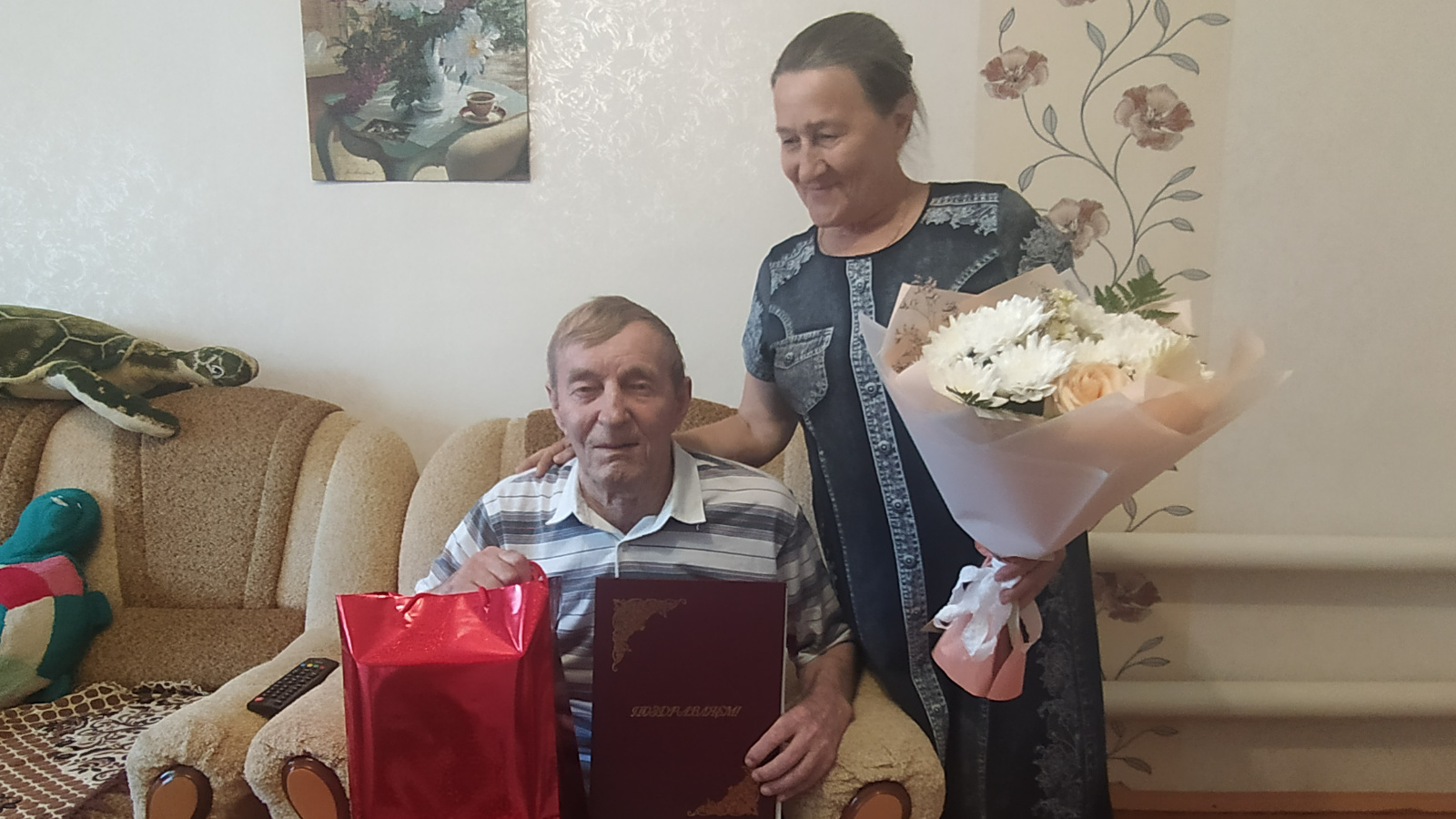 Что подарить на золотую свадьбу (50 лет): родителям, бабушке с дедушкой, родственникам и знакомым