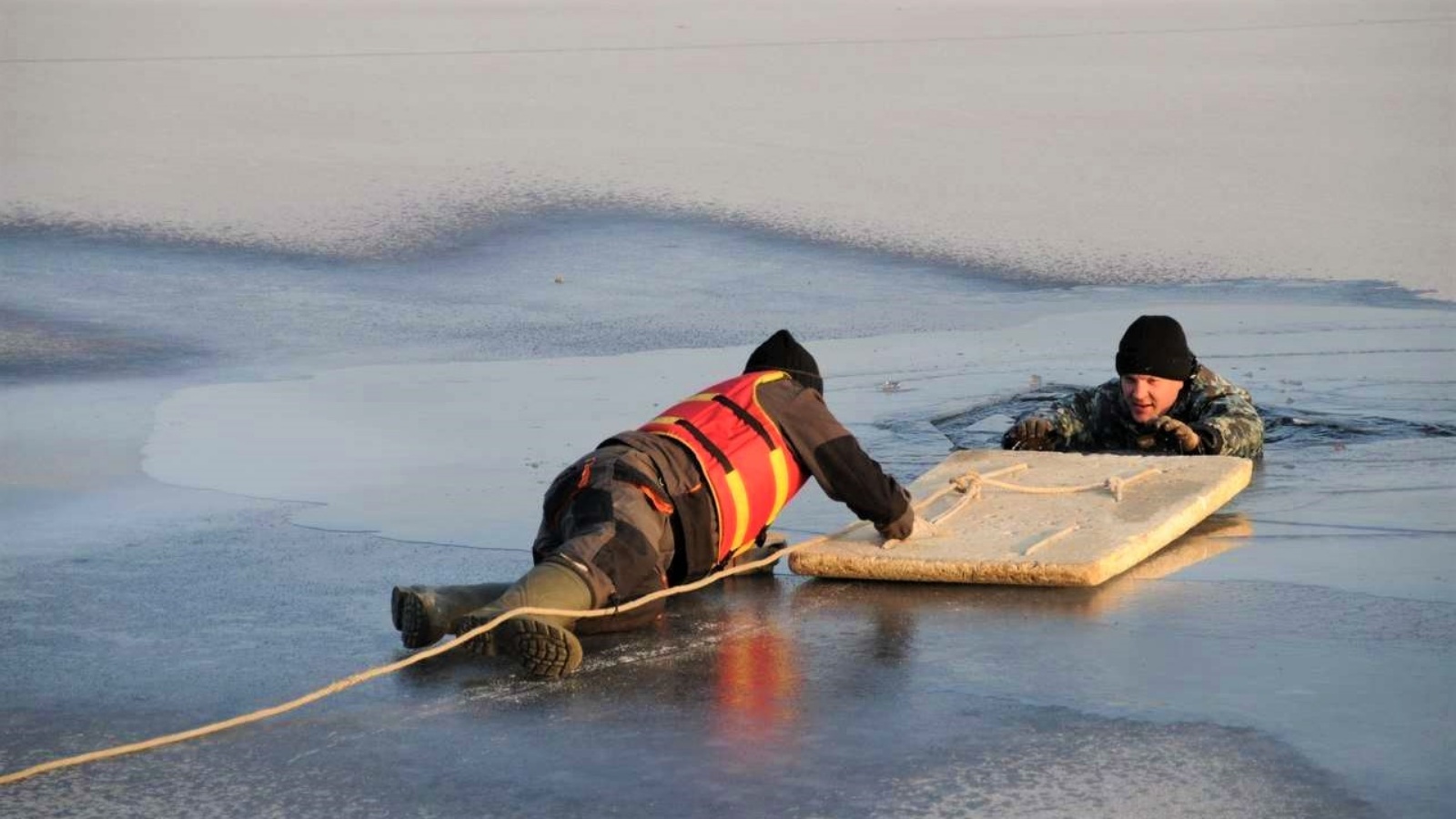 Утонули какого времени. Спасение провалившегося под лед. Человек провалился под лед.