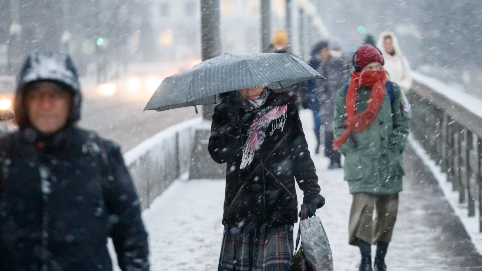 болеет ли человек от холода. человек чихающий зимой. человек кашляет на холоде. насморк. может человек заболеть от холода.